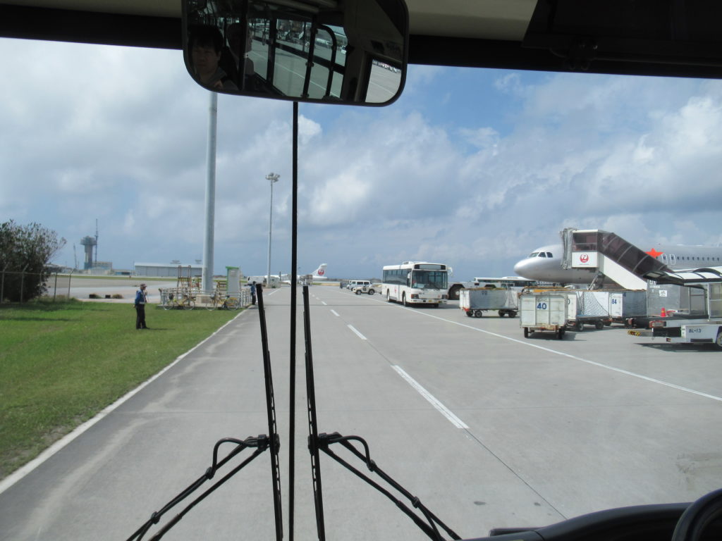 空港敷地内のバス移動